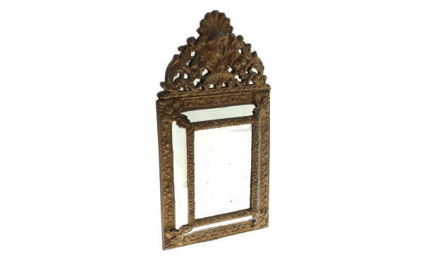 Miroir à parecloses en métal au repoussé