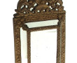 Miroir à parecloses en métal au repoussé