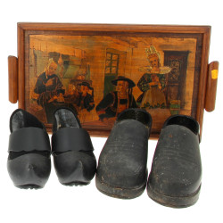 Deux paires de sabots noirs (une paire h