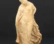 Tanagra, statuette en plâtre patiné, dan