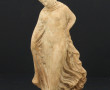 Tanagra, statuette en plâtre patiné, dan