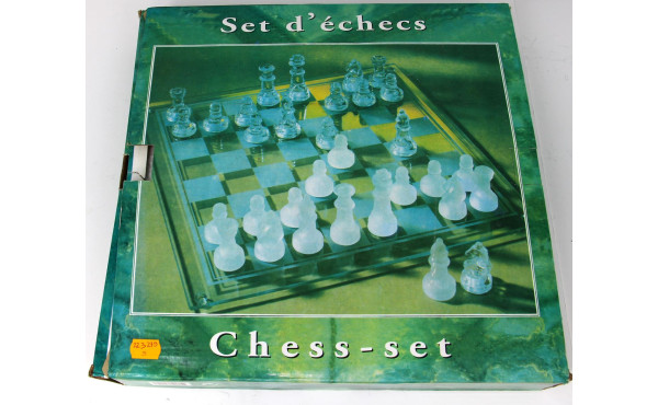 Deux jeux d'échecs en boîtes d'origine