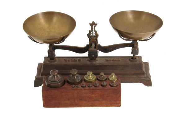 Balance ancienne avec ses poids sur supp