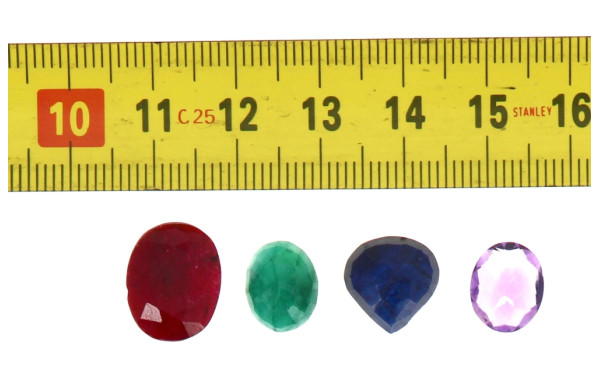 Lot de 4 pierres sur papier : rubis, éme
