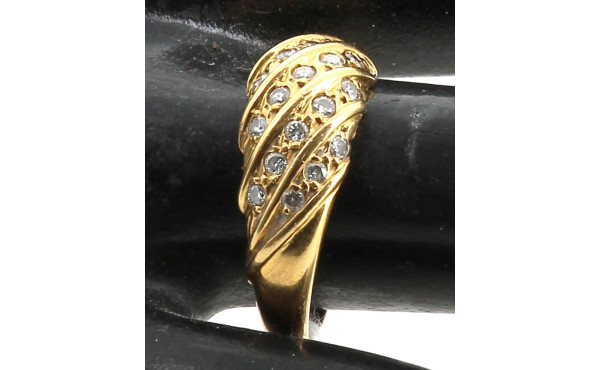 Bague jonc en or 18 carats sertie d'un p
