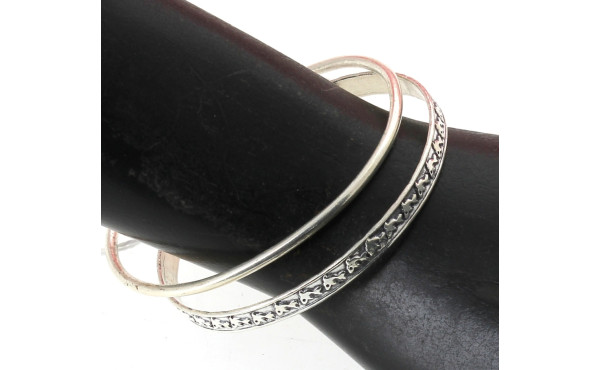 Un bracelet jonc et un bracelet jonc ouv
