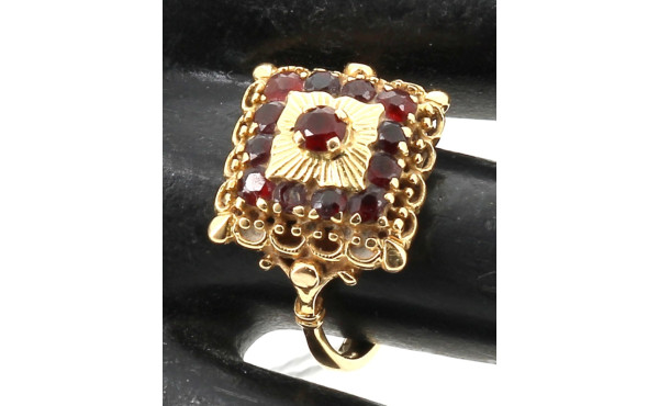 Bague en or jaune 18 carats, poinçon têt