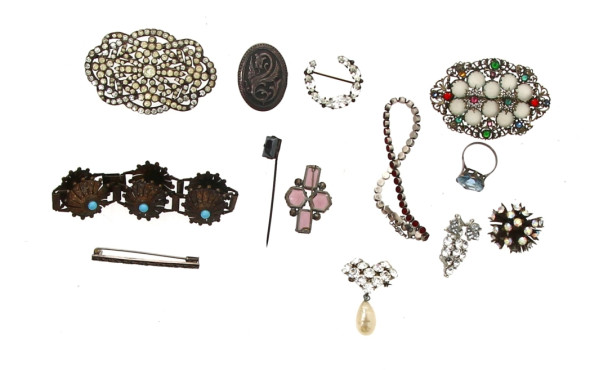 Lot de bijoux fantaisie anciens dont bra