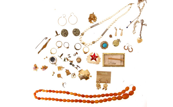 Lot de bijoux fantaisie divers dont pend