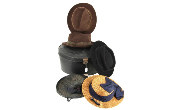 Deux chapeaux femme (accidents sur l'un)