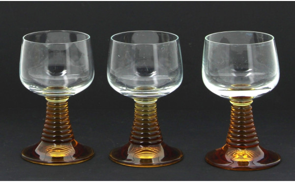 17 verres à vin blanc style roemers, à p