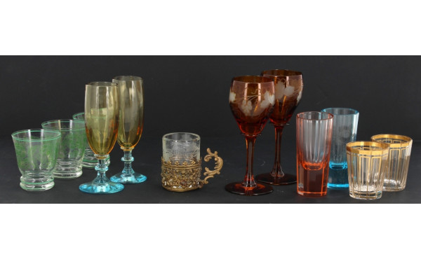 Petite collection de 12 verres à liqueur