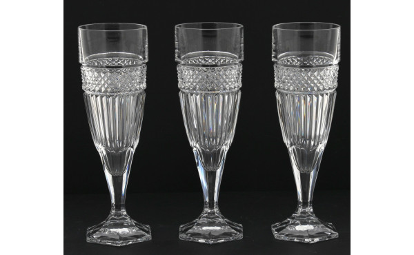 7 flûtes à champagne en cristal moulé dé