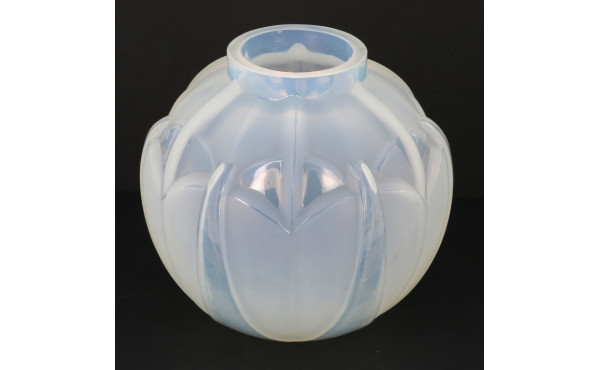 Petit vase boule ART DECO en verre opale