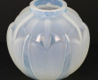 Petit vase boule ART DECO en verre opale