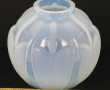 Petit vase boule ART DECO en verre opale