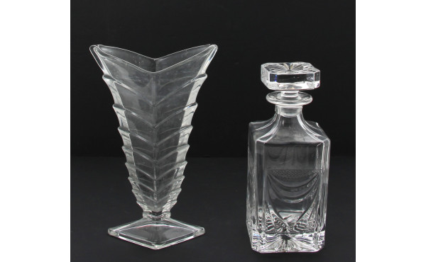 Carafe avec son bouchon en cristal moulé