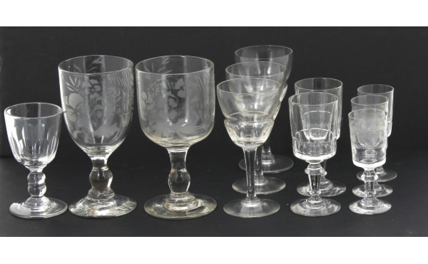Deux verres à pied anciens en verre grav