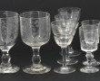 Deux verres à pied anciens en verre grav