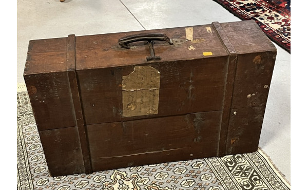 Valise ancienne en bois, étiqettes contr