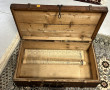 Valise ancienne en bois, étiqettes contr