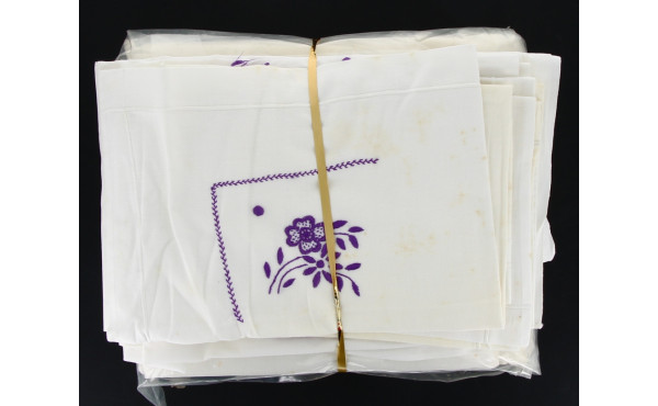 Drap ancien brodé de fleurs, neuf : on y