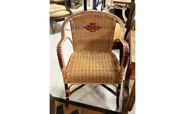 Trois fauteuils en rotin (du scotch roug