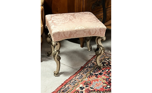Tabouret style rococo en bois laqué crèm