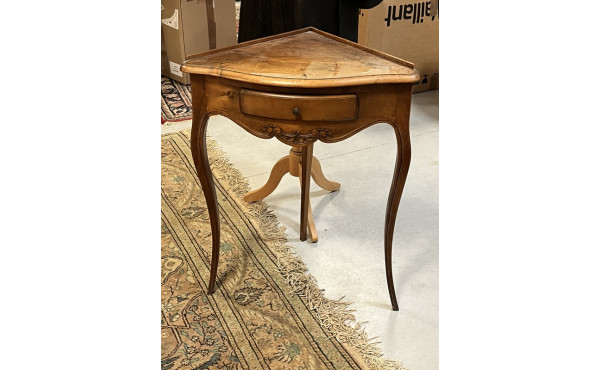 Petite table en encoignure en bois natur
