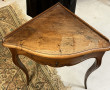 Petite table en encoignure en bois natur