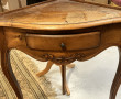 Petite table en encoignure en bois natur
