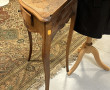 Petite table en encoignure en bois natur
