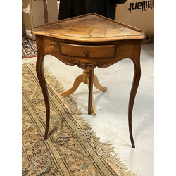 Petite table en encoignure en bois natur