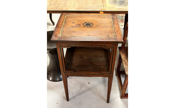 Petite table ancienne en bois fruitier, 