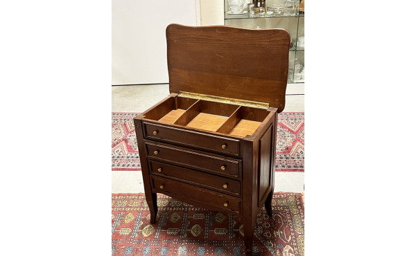 Petit meuble en bois naturel ouvrant à u