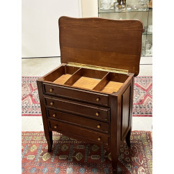 Petit meuble en bois naturel ouvrant à u