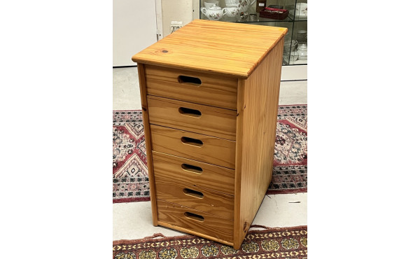 Petit meuble de rangement en pin ouvrant