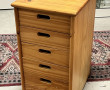 Petit meuble de rangement en pin ouvrant
