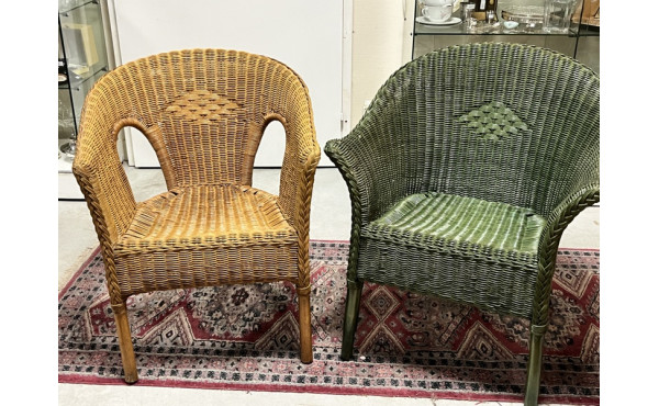 2 fauteuils en rotin (un vert, un jaune)