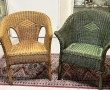 2 fauteuils en rotin (un vert, un jaune)