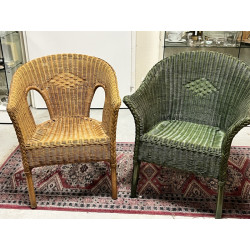 2 fauteuils en rotin (un vert, un jaune)