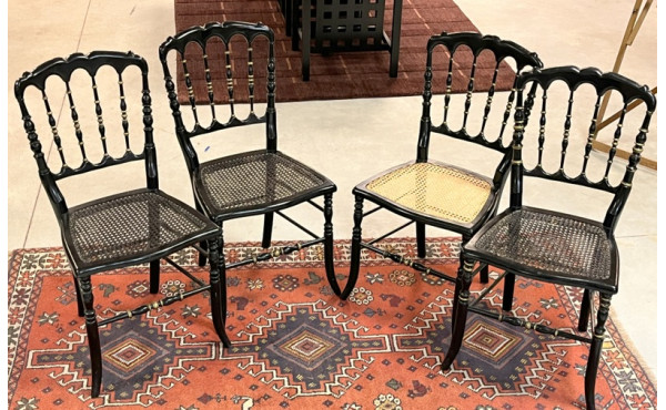 4 chaises en bois noirci et doré assises