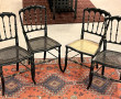 4 chaises en bois noirci et doré assises