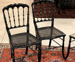 4 chaises en bois noirci et doré assises