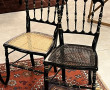 4 chaises en bois noirci et doré assises