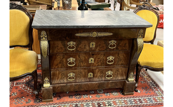 Commode en placage d'acajou et garniture