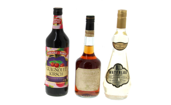 Lot de 3 bouteilles: - 1 B de liqueur d