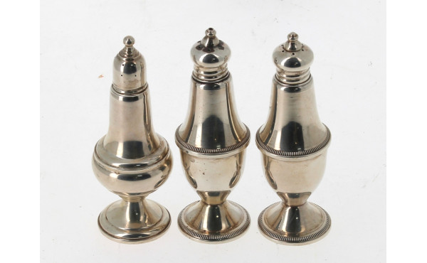 Trois saupoudreuses en argent, dont une 