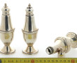Trois saupoudreuses en argent, dont une 