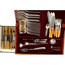Ménagère comprenant 10 fourchettes et 12